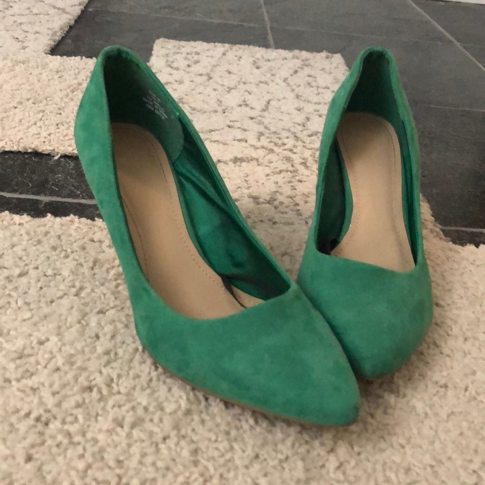 Forever 21 Green Velvety Pumps sz 7